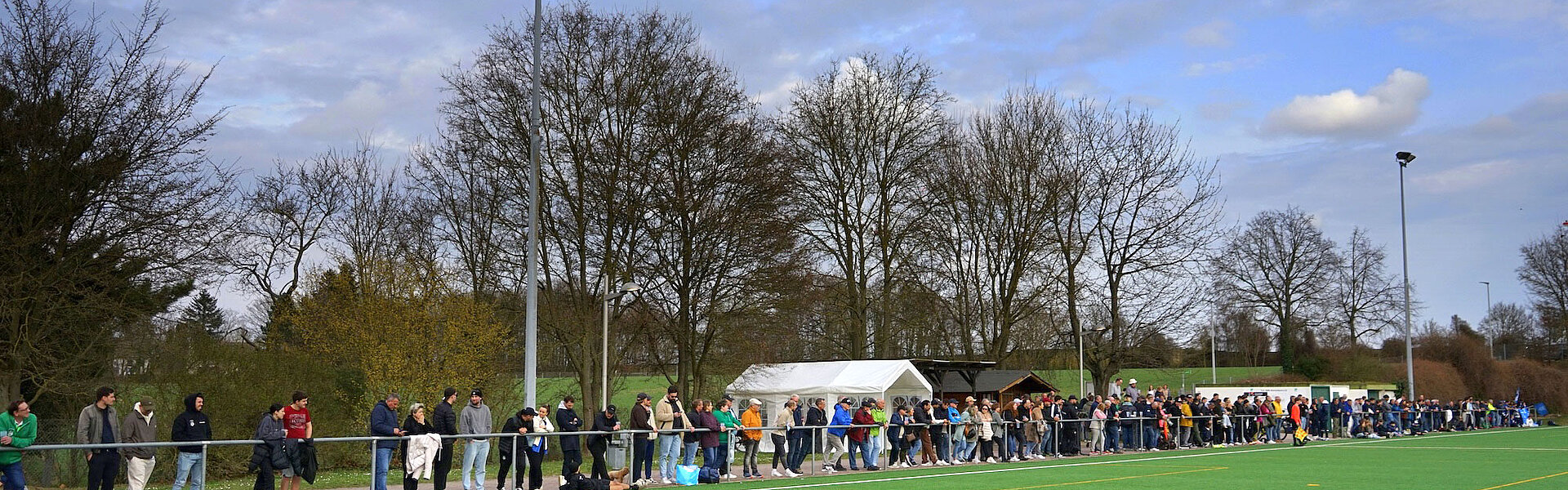 Zuschauer auf dem Fußballplatz der TuS Marienborn